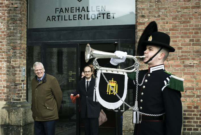 Her blir Erling Eikli overrasket med en fanfare på sin siste dag som redaktør i Forsvarets Forum. Ved sin side har han ansvarlig redaktør Stian Eisenträger.