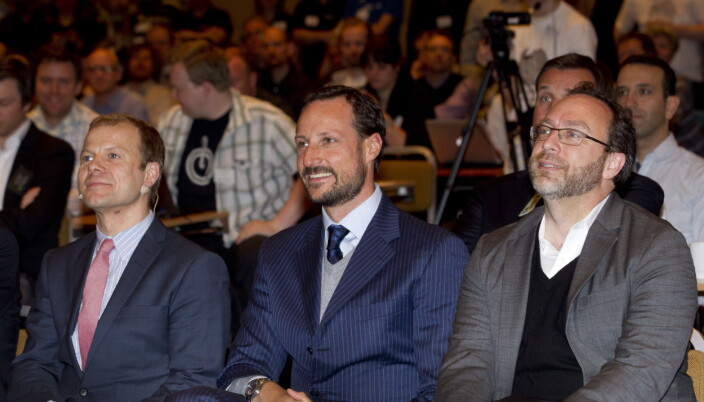 Daværende bistandsminister Heikki Holms, kronprins Haakon sammen med sammen med Wikipedia-gründeren Jimmy Wales avbildet i 2012. Daværende bistandsminister Heikki Holms, kronprins Haakon sammen med sammen med Wikipedia-gründeren Jimmy Wales avbildet i 2012.
