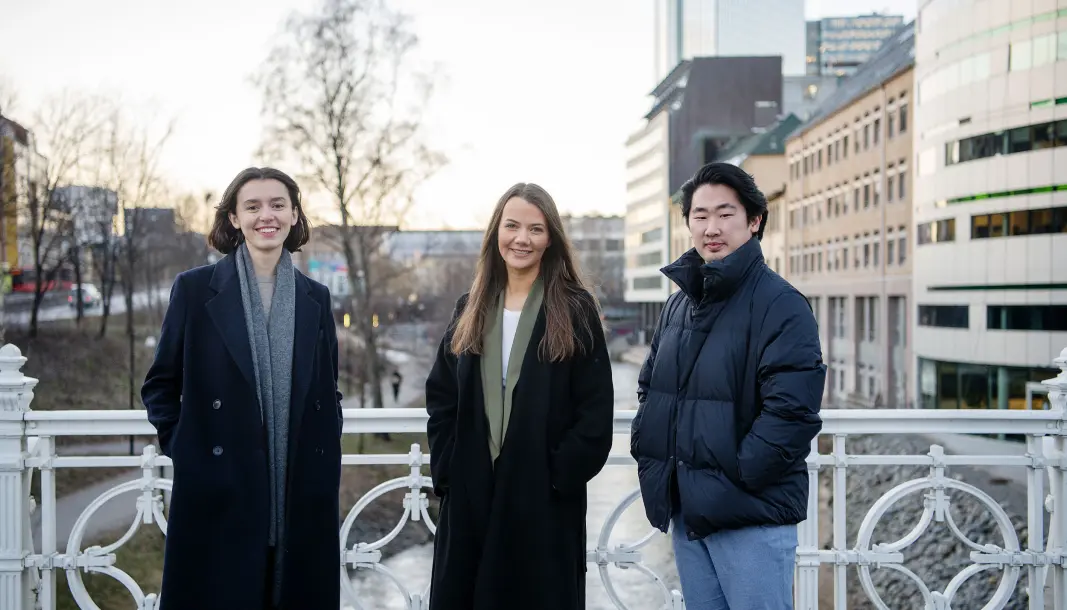 Leila Feratovic (28), Emilie Louise Solberg (27) og Jonas Solgård (26) har fått fast jobb i Dagens Næringsliv. Leila Feratovic (28), Emilie Louise Solberg (27) og Jonas Solgård (26) har fått fast jobb i Dagens Næringsliv.