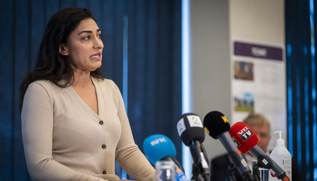 Shabana Rehman, daglig leder i stiftelsen Født Fri under pressekonferansen i fjor høst der hun tilbakeviste kritikken om dårlig økonomistyring. Shabana Rehman, daglig leder i stiftelsen Født Fri under pressekonferansen i fjor høst der hun tilbakeviste kritikken om dårlig økonomistyring.