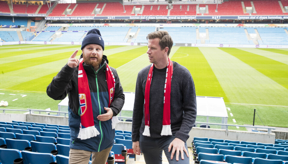 TV2s Marius Skjelbæk har gitt ut en egen poplåt. Her er han og TV 2-kollega Jesper Mathisen (t.h) på Ullevaal stadion før en landskamp i 2019.