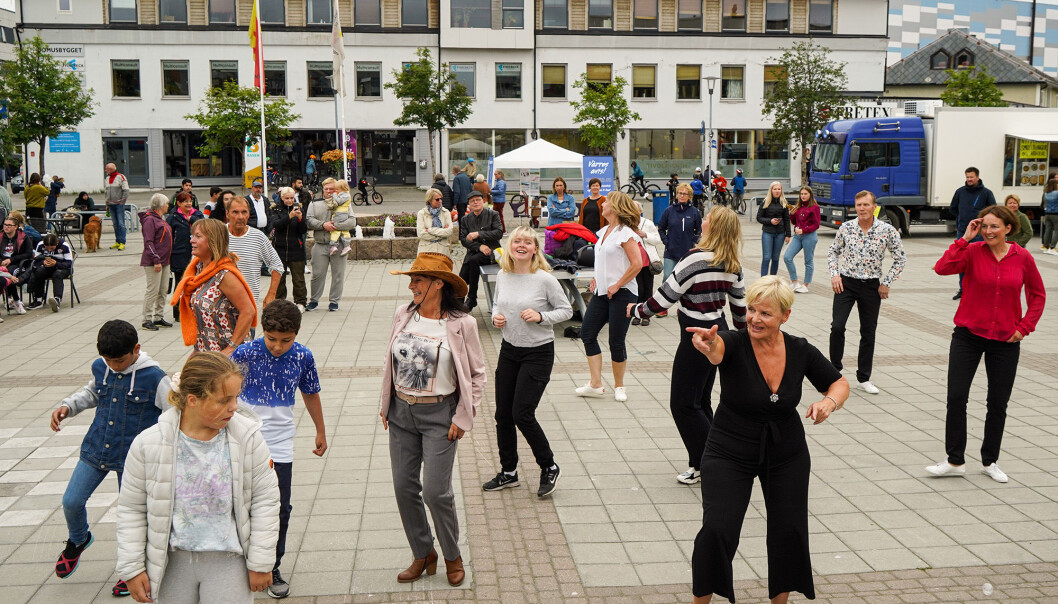 KIRKENESDAGENE 2020: Kirkenes danseklubb fikk med seg både unge og litt eldre på linedance. KIRKENESDAGENE 2020: Kirkenes danseklubb fikk med seg både unge og litt eldre på linedance.