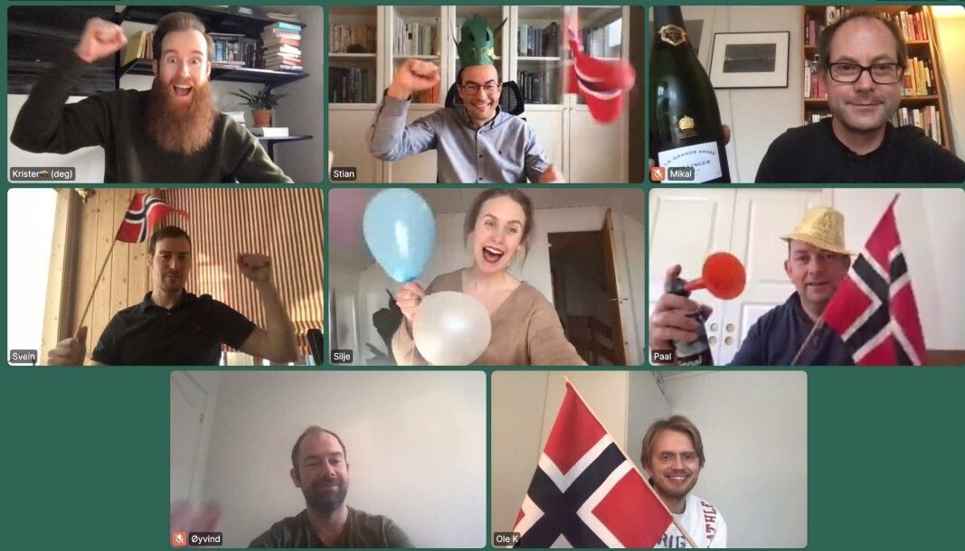 En samlet Forsvarets forum-redaksjon hentet frem flaggene for å feire millionrekorden. En samlet Forsvarets forum-redaksjon hentet frem flaggene for å feire millionrekorden.