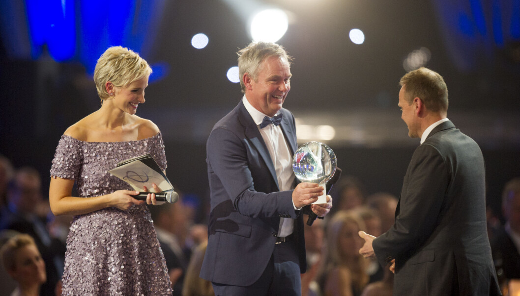 Håndballjentene, her ved trener Thorir Hergeirsson (til høyre), mottok prisen for årets lag av Anne Rimmen (til venstre) og Dag Erik Pedersen under Idrettsgallaen i 2016 Håndballjentene, her ved trener Thorir Hergeirsson (til høyre), mottok prisen for årets lag av Anne Rimmen (til venstre) og Dag Erik Pedersen under Idrettsgallaen i 2016