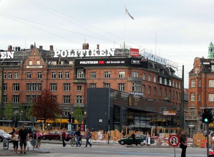 Logoene til avisene Politiken og Ekstra Bladet i København.