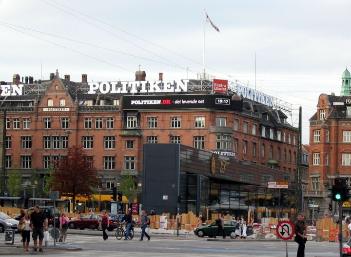 Logoene til avisene Politiken og Ekstra Bladet i København. Logoene til avisene Politiken og Ekstra Bladet i København.