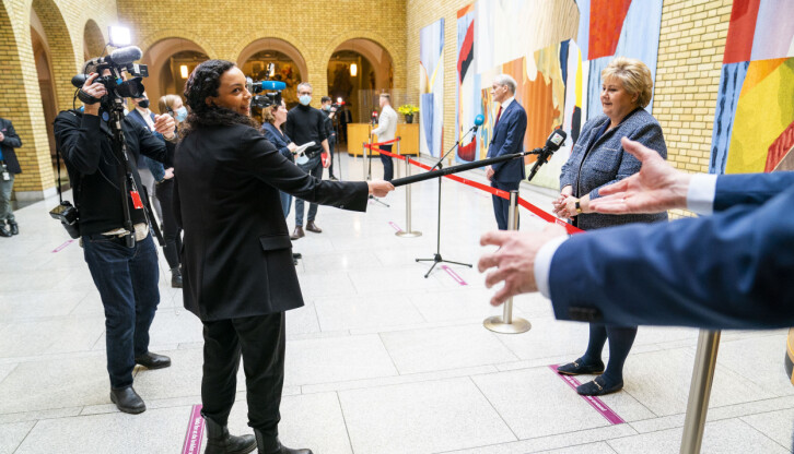 Statsminister Erna Solberg (H) og Arbeiderpartileder Jonas Gahr Støre intervjues av journalister etter Stortingets muntlige spørretime i forrige uke.