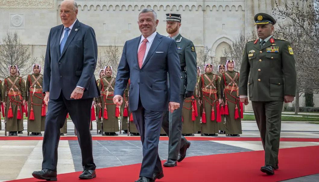 Kong Harald og Jordans kong Abdullah (i midten) avbildet under det norske kongeparets statsbesøk i Jordan i mars i fjor. Kong Harald og Jordans kong Abdullah (i midten) avbildet under det norske kongeparets statsbesøk i Jordan i mars i fjor.