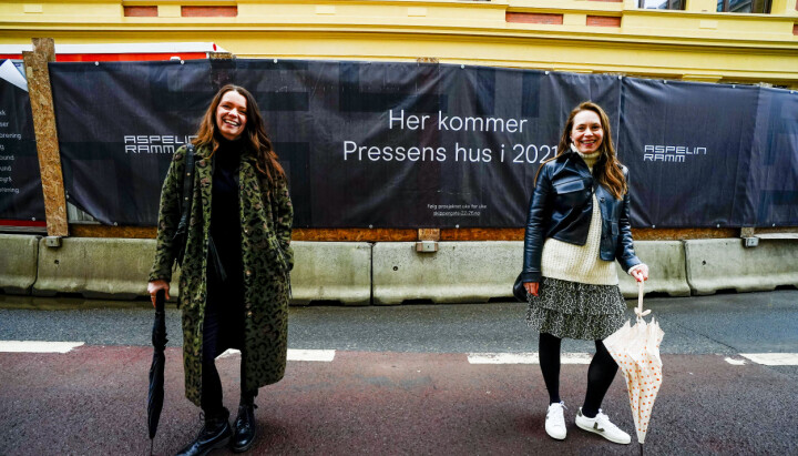 Guri Istad (t.h) blir daglig leder i Pressens Hus. Her er hun avbildet sammen med IJ-leder utenfor huset i Oslo.