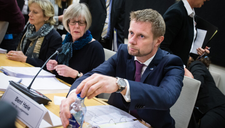 Statssekretær Anne Grethe Erlandsen (til venstre) og helseminister Bent Høie vil ikke blande seg inn i helseforetakenes prioriteringer når det gjelder innsyn.