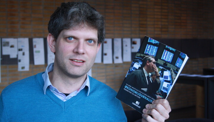 Høgskolelektor Espen Sørmo Strømme jobber med en ny bok om SKUP-rapporter. Her avbildet med hans forrige bok fra 2016 skrevet sammen med Birgitte Kjos Fonn (OsloMet) og Paul Bjerke (Høgskulen i Volda).