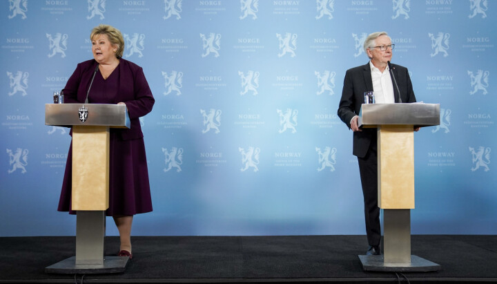 Koronakommisjonens leder Stener Kvinnsland (t.h) overleverte kommisjonens sluttrapport til statsminister Erna Solberg (H) i forrige uke. Pressens offentlighetsutvalg er kritisk til flere av funnene.