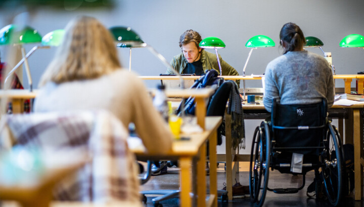 Illustrasjonsfoto student på lesesal. Universitetsbiblioteket på Blindern i Oslo.