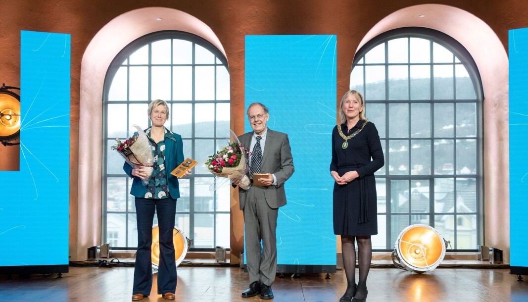 Prisvinnerne Linda Eide (fra venstre) og Gunnstein Akselberg, sammen med UiB-rektor Margareth Hagen. Prisvinnerne Linda Eide (fra venstre) og Gunnstein Akselberg, sammen med UiB-rektor Margareth Hagen.
