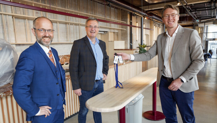 NTB-sjef Mads Yngve Storvik (t.v), Per Brikt Olsen, Adm. direktør i Fagpressen og Kenneth Harstad, prosjektsjef Aspelin Ramm under overtakelse av Pressens Hus fredag. NTB-sjef Mads Yngve Storvik (t.v), Per Brikt Olsen, Adm. direktør i Fagpressen og Kenneth Harstad, prosjektsjef Aspelin Ramm under overtakelse av Pressens Hus fredag.