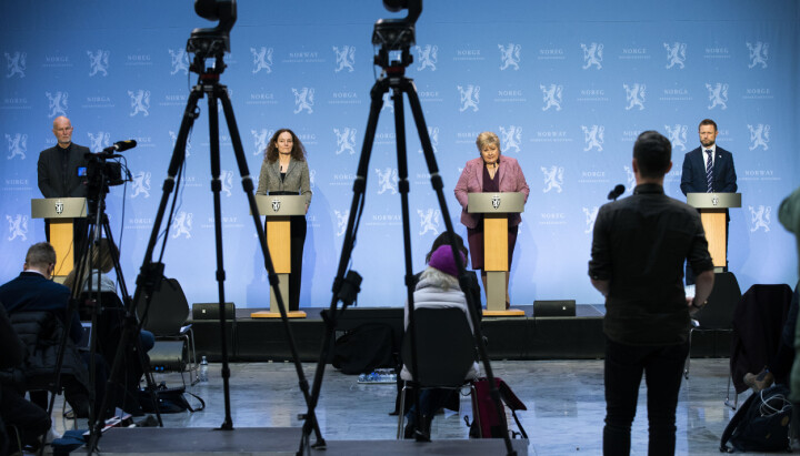 Helsedirektør Bjørn Guldvog (f.v.), FHI-direktør Camilla Stoltenberg, statsminister Erna Solberg og helse- og omsorgsminister Bent Høie svarer på spørsmål fra journalist (med ryggen til) under pressekonferanse om koronasituasjonen. Foto: Berit Roald / NTB