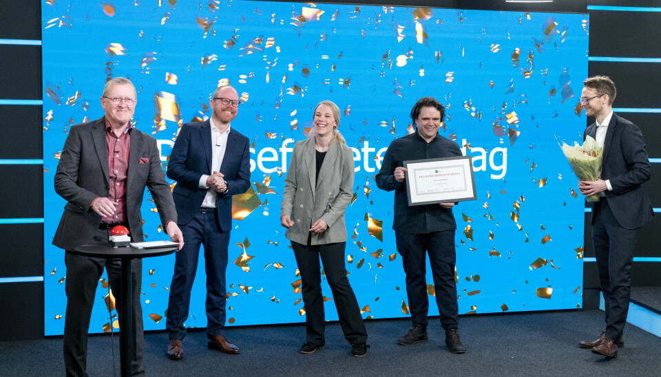 Juryleder Finn E. Våga deler ut Den store journalistprisen til VG. (f.v) Gard Steiro, Oda Leraan Skjetne, Jari Bakken og Sondre Nilsen som mottar prisen på vegne av VG.