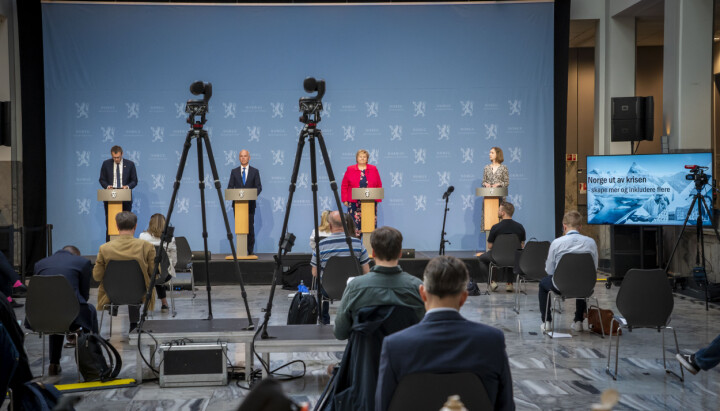 Barne- og familieminister Kjell Ingolf Ropstad (Krf), finansminister Jan Tore Sanner (H), statsminister Erna Solberg (H) og næringsminister Iselin Nybø (V) under en pressekonferanse om Norges vei ut av koronakrisen. Foto: Heiko Junge / NTB