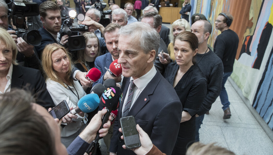 Ap-leder Jonas Gahr Støre omringet av journalister i vandrehallen på Stortinget for noen år siden. Ap-leder Jonas Gahr Støre omringet av journalister i vandrehallen på Stortinget for noen år siden.