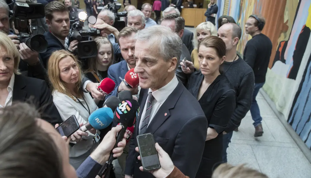 Ap-leder Jonas Gahr Støre omringet av journalister i vandrehallen på Stortinget for noen år siden. Ap-leder Jonas Gahr Støre omringet av journalister i vandrehallen på Stortinget for noen år siden.