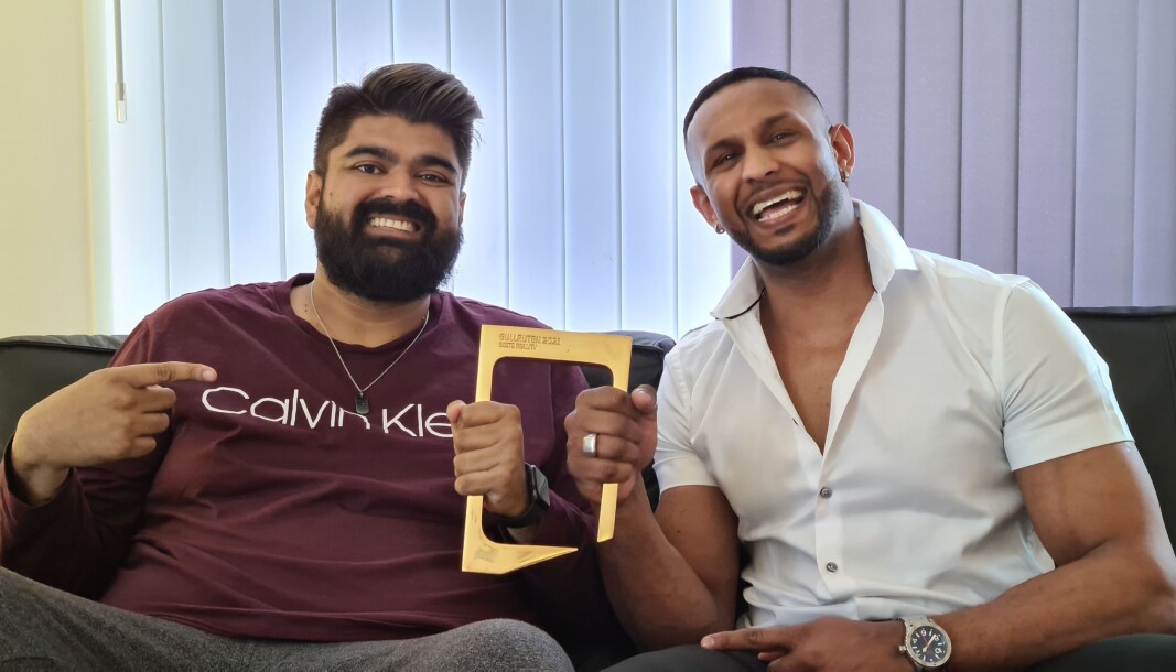 To av deltagerne i «Sofa» på TV 2, Abubakar «Abu» Hussain og Mayoo Indiran. De to mottok Gullruten for «Beste reality» på vegne av TV 2 og Strix under Gullruten. To av deltagerne i «Sofa» på TV 2, Abubakar «Abu» Hussain og Mayoo Indiran. De to mottok Gullruten for «Beste reality» på vegne av TV 2 og Strix under Gullruten.