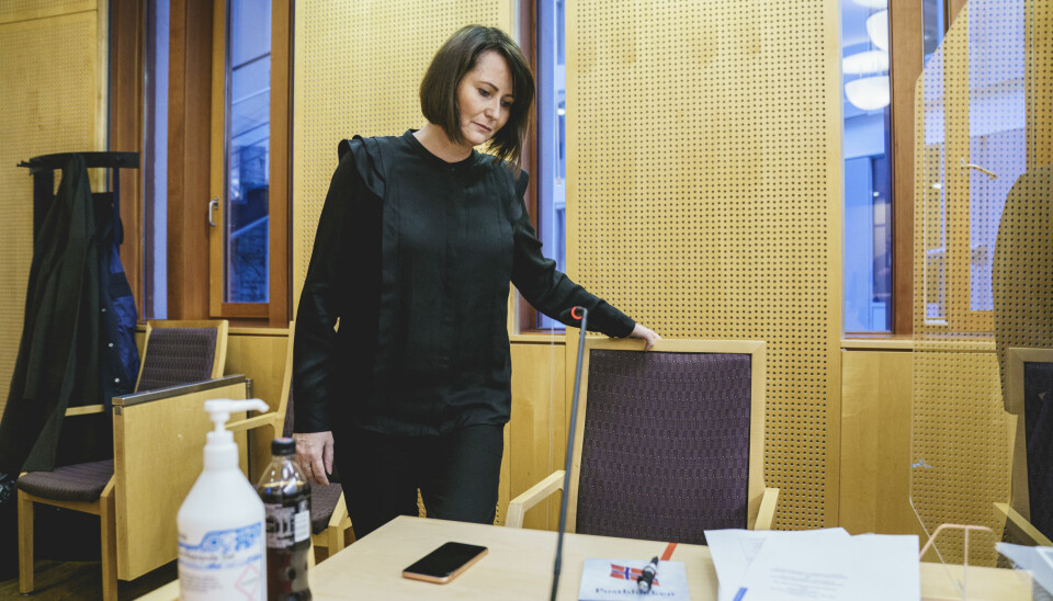 Line Andersen i Oslo tingrett der hun går til privat søksmål mot sin arbeidsgiver NRK og krever erstatning for endring i arbeidsoppgaver etter at hun ble fjernet fra skjermen mot slutten av 2019. Foto: Stian Lysberg Solum / NTB