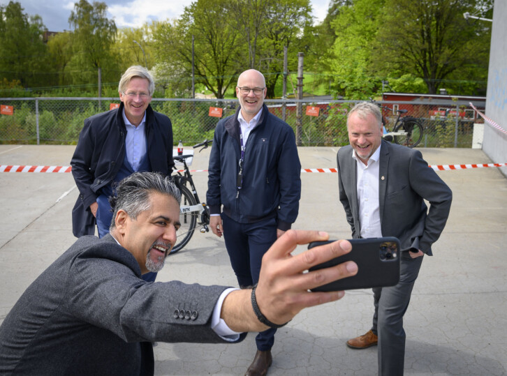 Fra venstre: Medieminister Abid Raja (V), styreleder Birger Magnus i NRK, kringkastingssjef Thor Gjermund Eriksen i NRK og byrådsleder Raymond Johansen (Ap) i Oslo.