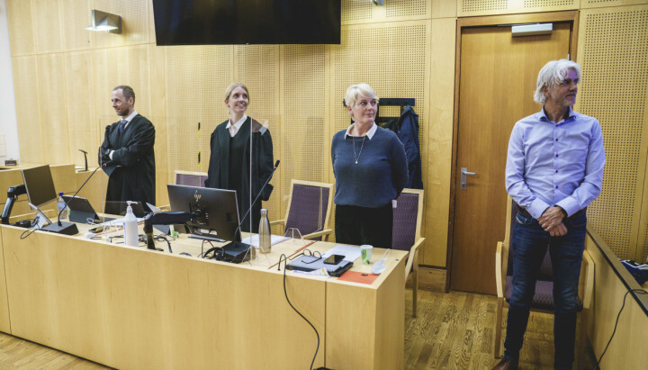 Advokat Anders Stenbrenden og Johanne Langaas sammen med NRKs Vibeke Fürst Haugen og sportsredaktør i NRK, Egil Sundvor, i Oslo tingrett. Foto: Stian Lysberg Solum / NTB