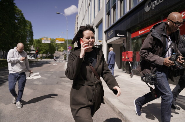 Line Andersen på vei ut fra advokatkontoret Thommessen fredag etter forliket i saken mot NRK.