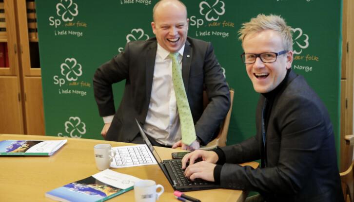 Stavanger Aftenblads journalist, Geir R. Søndeland ble tirsdag meldt klar for Høyre av statsråd Tina Bru. Det hele viste seg å være en spøk. Her er Søndeland avbildet i 2019, sammen med Sp-leder Trygve Slagsvold Vedum.