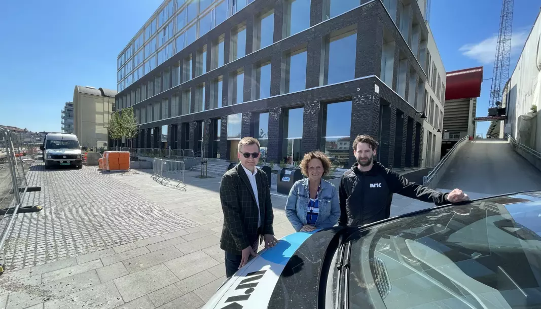 Her blir NRKs nye kontor i Fredrikstad. Markedsdirektør Øivind Kvammen i Værste AS (til venstre), publiseringssjef Eli Halvorsen og nyhetssjef Sebastian Nordli poserer foran lokalet.