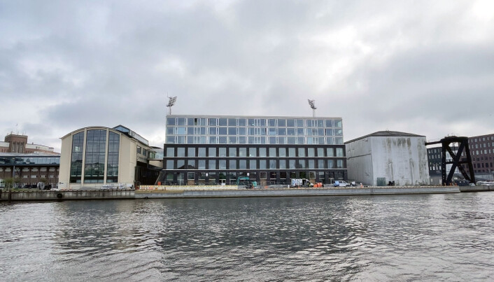 Her er NRKs nye lokalkontor i Fredrikstad, like ved både Fredrikstad stadion og Høgskolen i Østfold. Her er NRKs nye lokalkontor i Fredrikstad, like ved både Fredrikstad stadion og Høgskolen i Østfold.