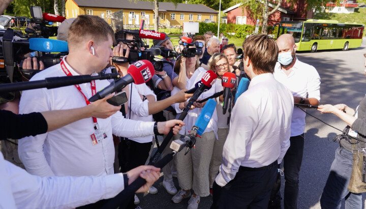 Viggo Kristiansens forsvarer Bjørn André Gulstad snakker med et tettpakket pressekorps utenfor Ila fengsel tirsdag denne uken.