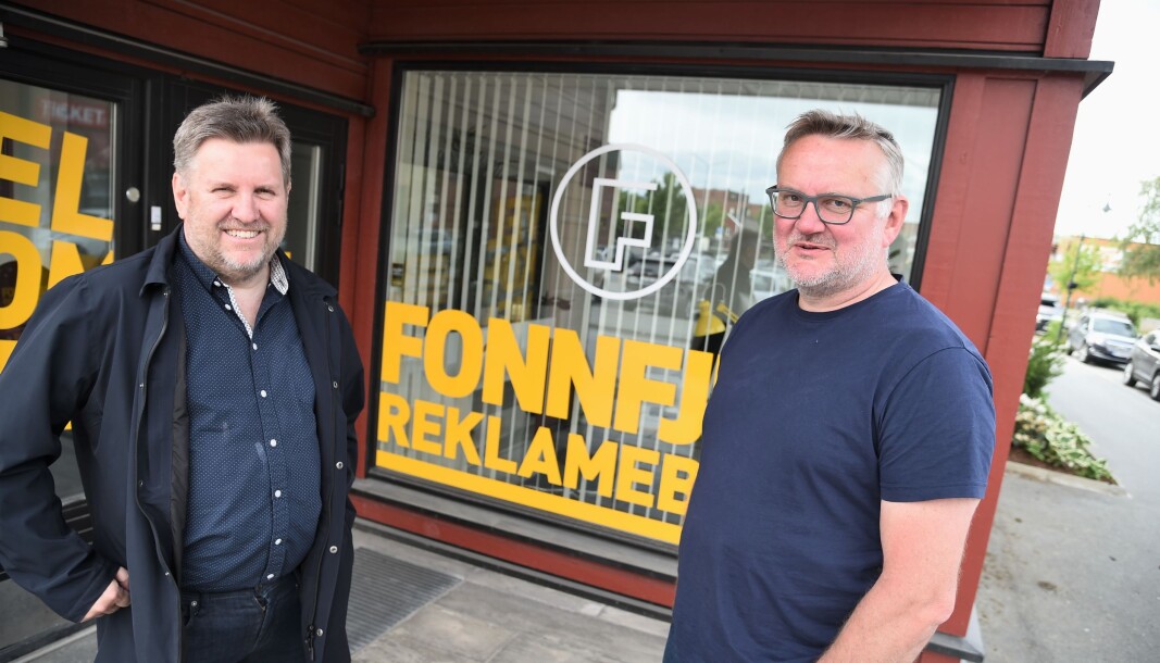 OVERTAR LOKALAVIS: Svein Halvor Moe (t.v.) selger lokalavisa i Meråker til TA Media og John Arne Moen, etter at han i tjue år har vært eier og mesteparten av dette århundret har vært redaktør. OVERTAR LOKALAVIS: Svein Halvor Moe (t.v.) selger lokalavisa i Meråker til TA Media og John Arne Moen, etter at han i tjue år har vært eier og mesteparten av dette århundret har vært redaktør.
