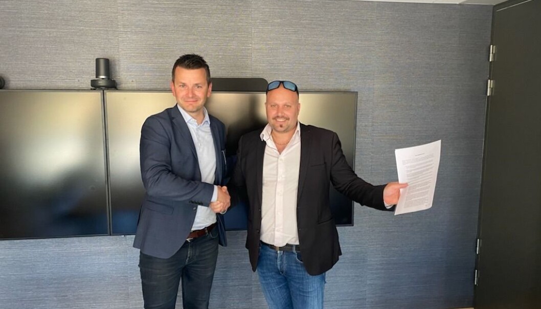 Øyulf Hjertenes, direktør i Schibsted Kyst og Stephan Dickinson, eier i Øyposten AS. Øyulf Hjertenes, direktør i Schibsted Kyst og Stephan Dickinson, eier i Øyposten AS.