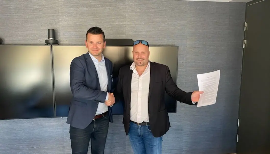 Øyulf Hjertenes, direktør i Schibsted Kyst og Stephan Dickinson, eier i Øyposten AS. Øyulf Hjertenes, direktør i Schibsted Kyst og Stephan Dickinson, eier i Øyposten AS.