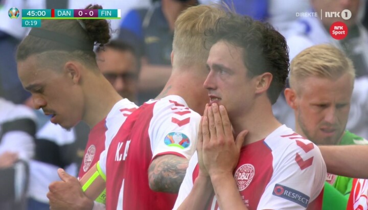 De danske spillerne var oppløst i tårer etter at deres lagkamerat Christian Eriksen falt om etter hjertestans under lørdagens landskamp mellom Finland og Danmark.