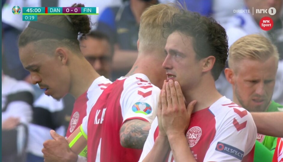 De danske spillerne var oppløst i tårer etter at deres lagkamerat Christian Eriksen falt om etter hjertestans under lørdagens landskamp mellom Finland og Danmark.