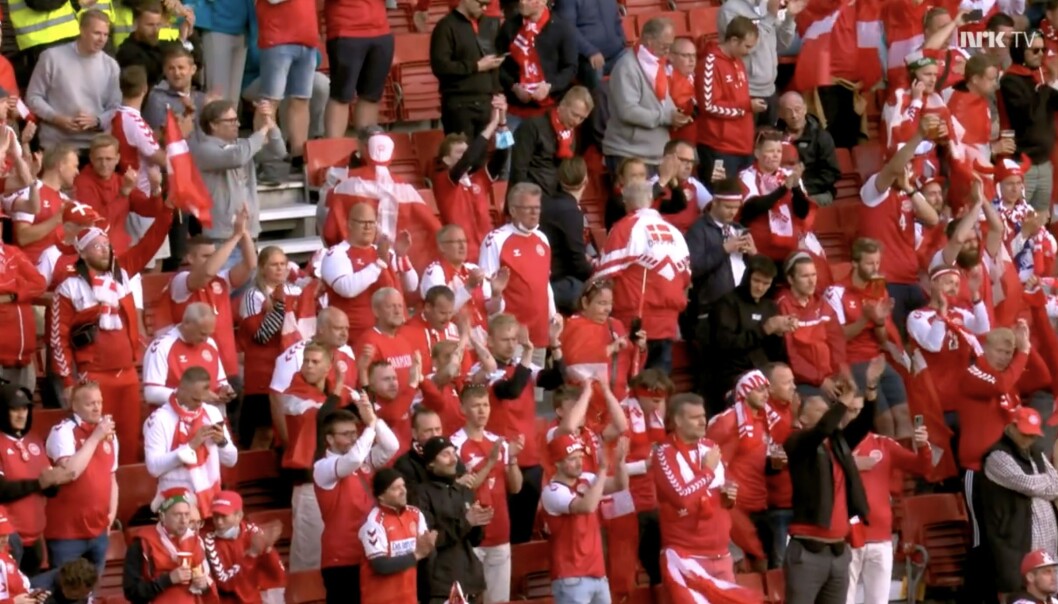 Danske supportere ble vitne til dramatiske scener da Christian Eriksen kollapset på banen og måtte få legehjelp. Danske supportere ble vitne til dramatiske scener da Christian Eriksen kollapset på banen og måtte få legehjelp.