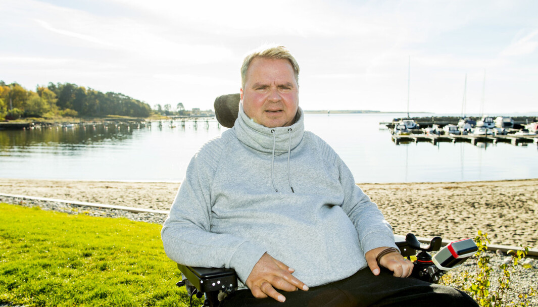 Dagfinn Enerly reagerer på at bildene av han som ligger urørlig på bakken fortsatt er tilgjengelig for bruk. Dagfinn Enerly reagerer på at bildene av han som ligger urørlig på bakken fortsatt er tilgjengelig for bruk.