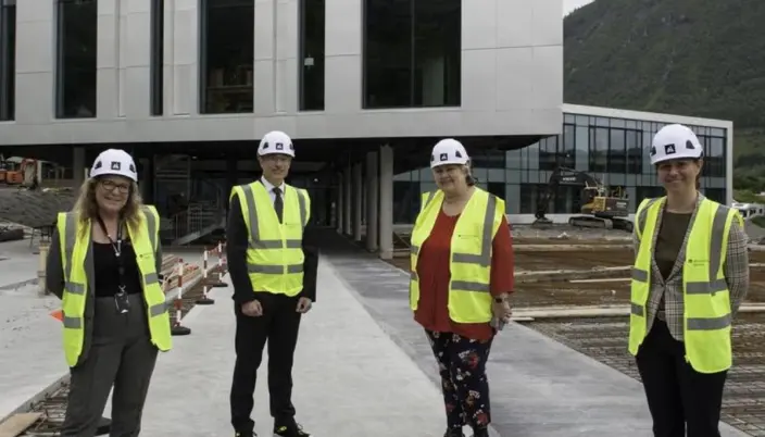 Mediedekan Kate Kartveit (fra venstre), rektor Johann Roppen, statsminister Erna Solberg og Volda-direktør Karen Lomeland Jacobsen avbildet utenfor det nye mediebygget. Mediedekan Kate Kartveit (fra venstre), rektor Johann Roppen, statsminister Erna Solberg og Volda-direktør Karen Lomeland Jacobsen avbildet utenfor det nye mediebygget.