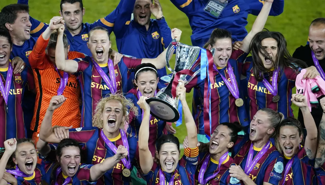 Barcelonas norske stjerne Caroline Graham Hansen (nummer fem fra venstre) feirer seieren i årets Champions League-finale. Fremover vil kampene bli vist åpent på YouTube.