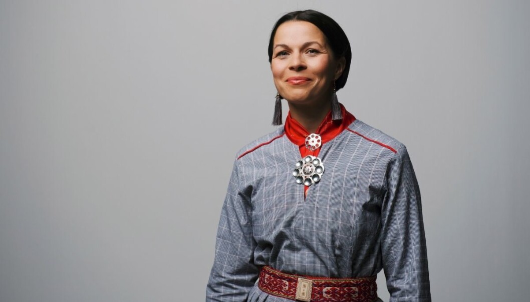 Elin Anna Labbas forfedre holdt til på Finnheia i Troms sommerstid da de på tidlig 1920-tall brått ikke lenger fikk komme tilbake over grensen. I stedet ble de tvangsflyttet til nye steder i Sverige. Det skrev hun prisbelønt bok om. Elin Anna Labbas forfedre holdt til på Finnheia i Troms sommerstid da de på tidlig 1920-tall brått ikke lenger fikk komme tilbake over grensen. I stedet ble de tvangsflyttet til nye steder i Sverige. Det skrev hun prisbelønt bok om.