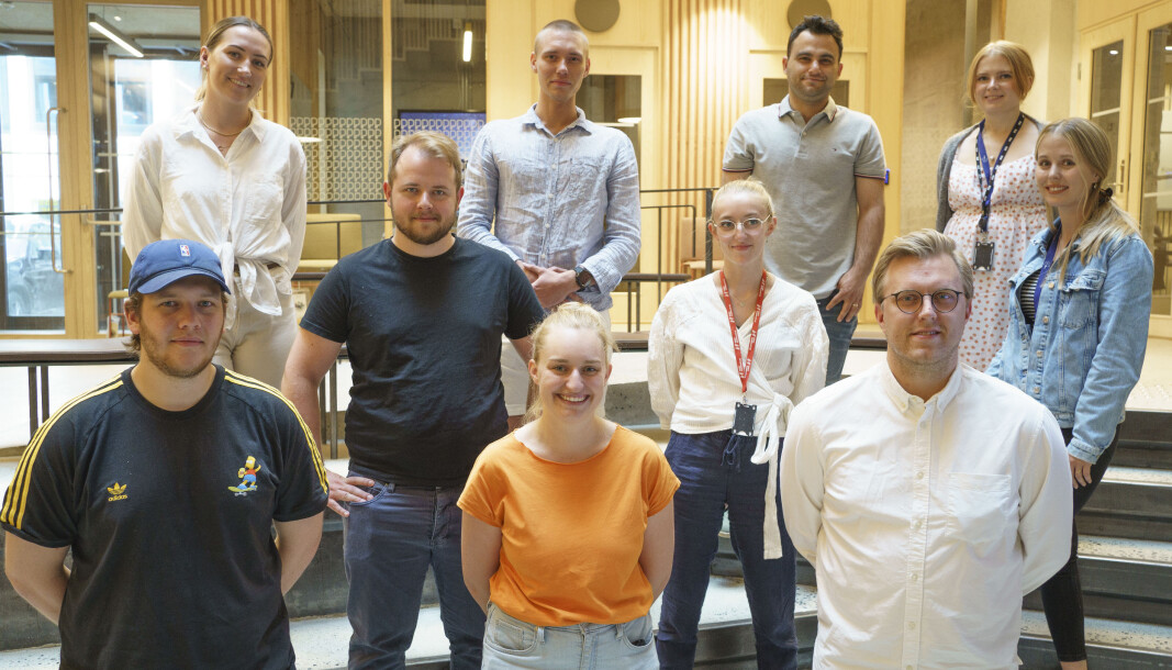 Her er noen av sommervikarene som NTB har ansatt i sommer. Bak fra venstre: Beate Oma Dahle (foto), Daniel Kjellgren (journalist), Javad Parsa (foto), Idun Lavik (journalist), Midten: Oddvar Sagbakken Saanum (journalist), Anna Stjern (Ntb tema), Isabel Müller Eidhamar (journalist), foran: Tor Martin Kvernhaugen (journalist), Hanna Johre (foto) og Eirik Husøy (journalist). Her er noen av sommervikarene som NTB har ansatt i sommer. Bak fra venstre: Beate Oma Dahle (foto), Daniel Kjellgren (journalist), Javad Parsa (foto), Idun Lavik (journalist), Midten: Oddvar Sagbakken Saanum (journalist), Anna Stjern (Ntb tema), Isabel Müller Eidhamar (journalist), foran: Tor Martin Kvernhaugen (journalist), Hanna Johre (foto) og Eirik Husøy (journalist).