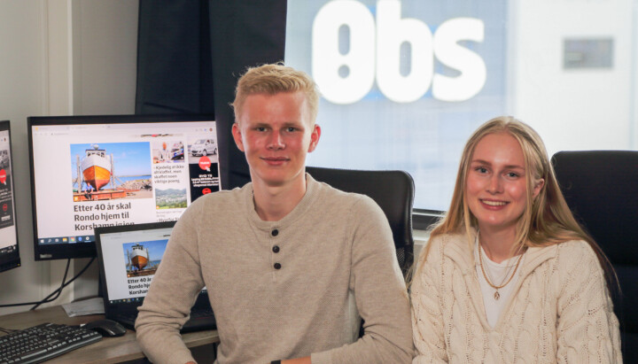 Søskenparet Linn Emilie (19) og Marius Kalleberg Mydland (17) driver Lyngdals Avis helt alene i sommer.