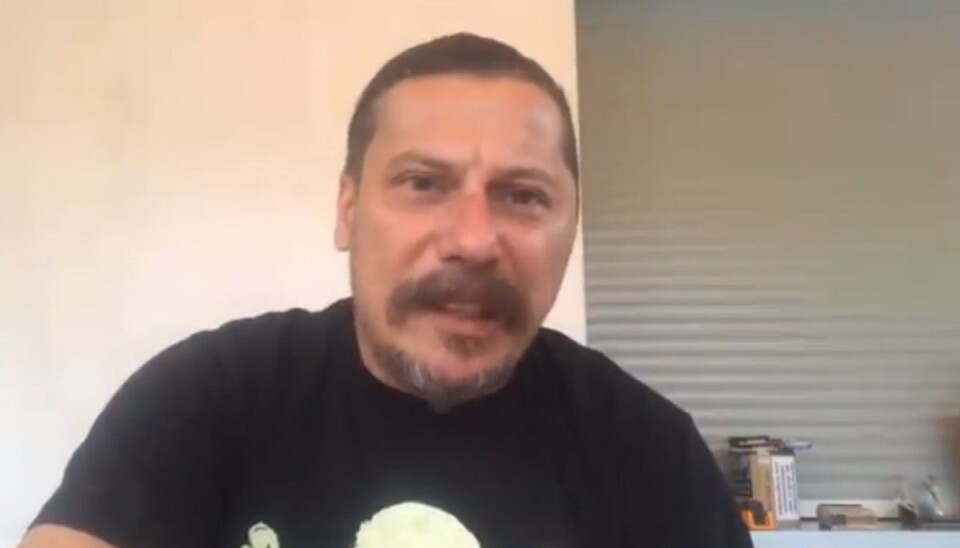 Journalisten Erk Acarer sier i en video han har lagt ut på Twitter at angrepet skjedde sent onsdag kveld. Journalisten Erk Acarer sier i en video han har lagt ut på Twitter at angrepet skjedde sent onsdag kveld.
