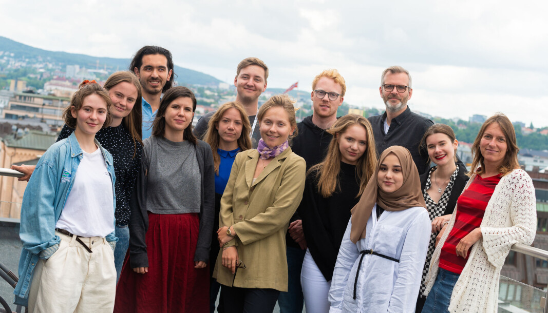 Fra venstre: Fotograf Tuva Irene Skare, Liv Mari Lia (religion), Ismaik Burak Akkan (nyhet), Sarah Camille Hervé (kultur), Maria Olerud (kultur), Jørgen Osberg (religion), Cathrine Northug (religion), Håkon Vatnar Olsen (religion), Lea Heljesdatter Kvadsheim (nyhet), Bibi Fatima Musavi (debatt), Hans Andreas Starheim (nyhet), Ida Helene Benoninsen (religion) og Joanna Martina Bauer (nyhet). Idun Kjøl Wiig (nyhet), Geir Magne Staurland (kultur), Amalie Vadla (nyhet) og Elisabeth Bergskaug (publisering) var på hjemmekontor da bildet ble tatt. Fra venstre: Fotograf Tuva Irene Skare, Liv Mari Lia (religion), Ismaik Burak Akkan (nyhet), Sarah Camille Hervé (kultur), Maria Olerud (kultur), Jørgen Osberg (religion), Cathrine Northug (religion), Håkon Vatnar Olsen (religion), Lea Heljesdatter Kvadsheim (nyhet), Bibi Fatima Musavi (debatt), Hans Andreas Starheim (nyhet), Ida Helene Benoninsen (religion) og Joanna Martina Bauer (nyhet). Idun Kjøl Wiig (nyhet), Geir Magne Staurland (kultur), Amalie Vadla (nyhet) og Elisabeth Bergskaug (publisering) var på hjemmekontor da bildet ble tatt.