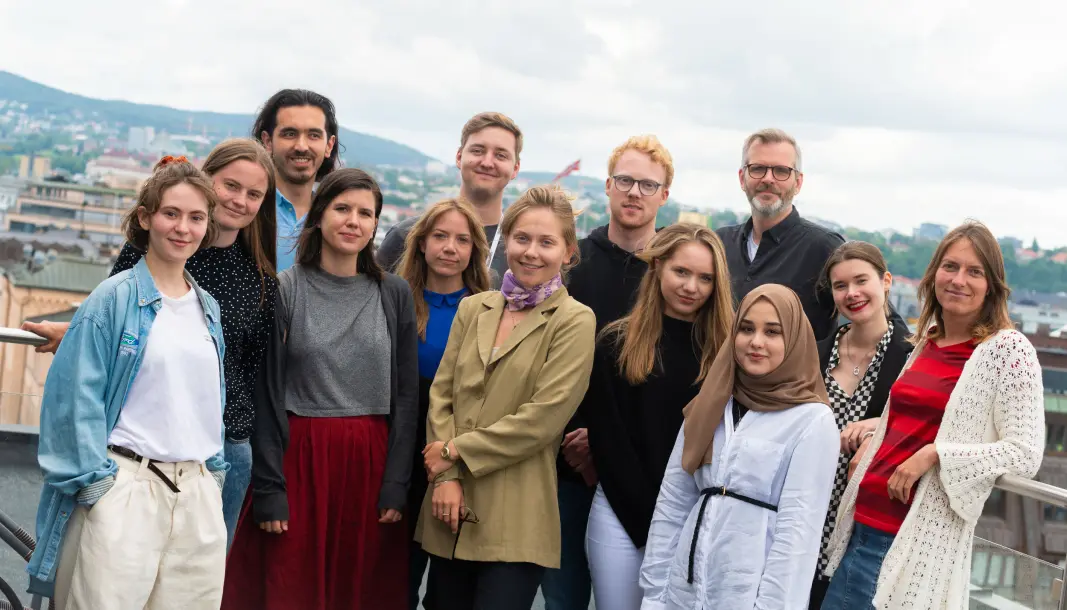 Fra venstre: Fotograf Tuva Irene Skare, Liv Mari Lia (religion), Ismaik Burak Akkan (nyhet), Sarah Camille Hervé (kultur), Maria Olerud (kultur), Jørgen Osberg (religion), Cathrine Northug (religion), Håkon Vatnar Olsen (religion), Lea Heljesdatter Kvadsheim (nyhet), Bibi Fatima Musavi (debatt), Hans Andreas Starheim (nyhet), Ida Helene Benoninsen (religion) og Joanna Martina Bauer (nyhet). Idun Kjøl Wiig (nyhet), Geir Magne Staurland (kultur), Amalie Vadla (nyhet) og Elisabeth Bergskaug (publisering) var på hjemmekontor da bildet ble tatt. Fra venstre: Fotograf Tuva Irene Skare, Liv Mari Lia (religion), Ismaik Burak Akkan (nyhet), Sarah Camille Hervé (kultur), Maria Olerud (kultur), Jørgen Osberg (religion), Cathrine Northug (religion), Håkon Vatnar Olsen (religion), Lea Heljesdatter Kvadsheim (nyhet), Bibi Fatima Musavi (debatt), Hans Andreas Starheim (nyhet), Ida Helene Benoninsen (religion) og Joanna Martina Bauer (nyhet). Idun Kjøl Wiig (nyhet), Geir Magne Staurland (kultur), Amalie Vadla (nyhet) og Elisabeth Bergskaug (publisering) var på hjemmekontor da bildet ble tatt.