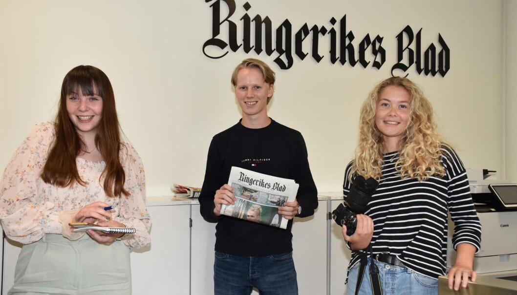 Minda Persvold (fra venstre), Axel Solheim og Idun Audunsdatter Tingleff er årets sommervikarer hos Ringerikes Blad. Minda Persvold (fra venstre), Axel Solheim og Idun Audunsdatter Tingleff er årets sommervikarer hos Ringerikes Blad.