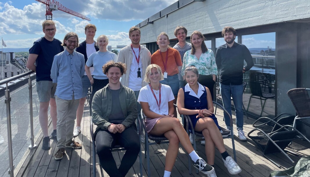 Dagsavisens sommervikarer: Øyvind Aukrust (bakerst fra venstre), Nils Henrik Smith, Jonas Bucher, Hennika Lillo-Stenberg, Bjørn Winquist, Amanda Iversen Orlich, Eirik Mossefinn, Kristine Fidje Olsen, Joachim Nessemo. Sittende foran fra venstre: Isak Brønseth, Kaja Vogt og Hien Phan. Dagsavisens sommervikarer: Øyvind Aukrust (bakerst fra venstre), Nils Henrik Smith, Jonas Bucher, Hennika Lillo-Stenberg, Bjørn Winquist, Amanda Iversen Orlich, Eirik Mossefinn, Kristine Fidje Olsen, Joachim Nessemo. Sittende foran fra venstre: Isak Brønseth, Kaja Vogt og Hien Phan.